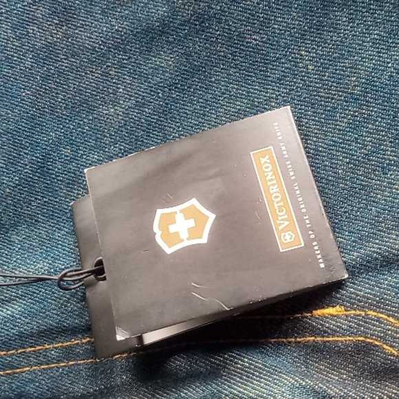 Victorinox Swiss 1884 Jeans. - Picture 10 of 11